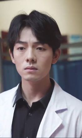 都市小狂医封面