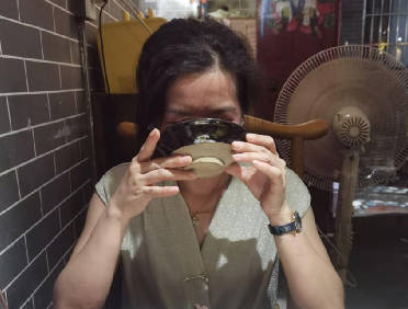 把妈妈灌酒准备强奸老妈发现突然醒了强行内射她了