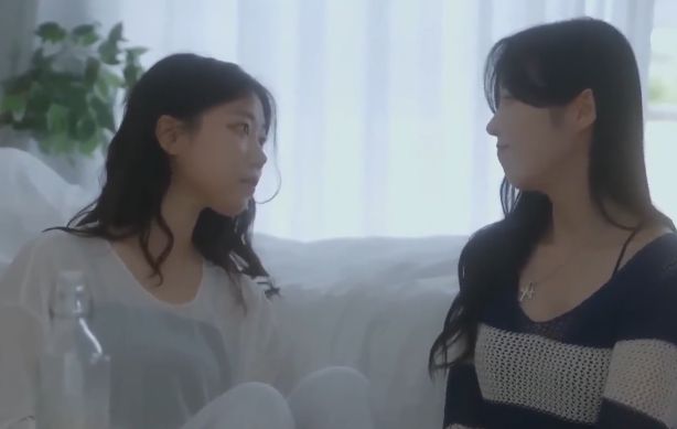 红色耳语封面
