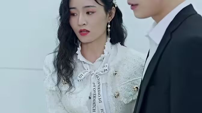 离婚后夫人她成了大佬封面