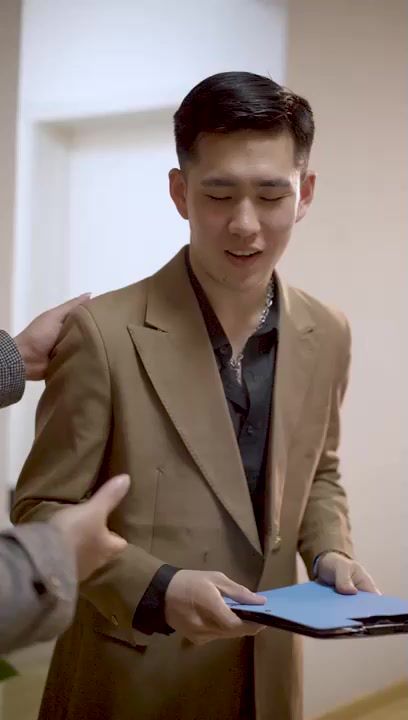 新不装了我是富二代封面