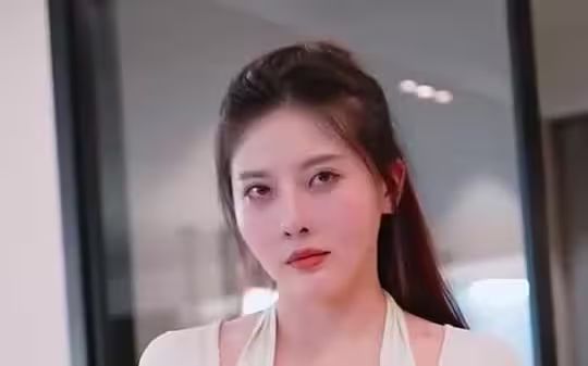 孤注一掷再见前妻（离婚后高冷女总裁痛哭流涕）封面