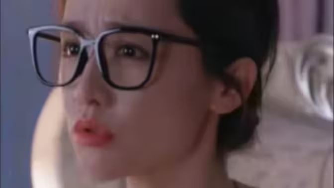 穿成女配，把高冷霸总钓成翘嘴封面